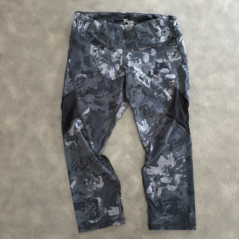 3/4 Yoga Leggings with Mesh cutouts on Leg